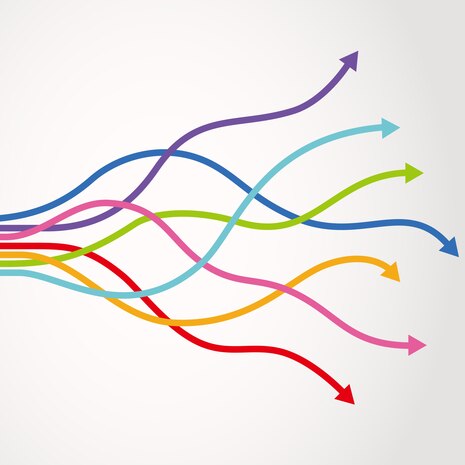 Grafik mit verschieden farbigen Pfeilen, welche in verschiedene Richtungen auslaufen